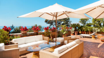 terrasse vue mer parasol bois déco été vacances